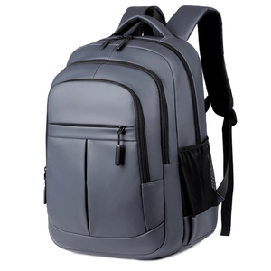 Zaino business grigio scuro capiente con porta USB e scomparti multipli per laptop