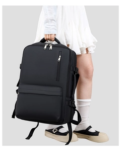 Détails du sac à dos de voyage noir étanche avec fermetures éclair et sangles réglables