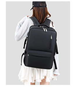 Détail du sac à dos de voyage avec poches multiples, grands compartiments et bretelles