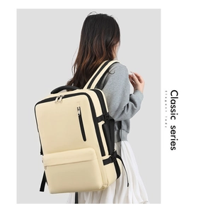 Détail du sac à dos de voyage crème avec sangles latérales et texture cuir premium