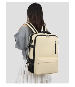 Détail d'un sac à dos de voyage avec port USB intégré et poche latérale en filet pour bouteille