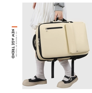 Vue détaillée du sac à dos de voyage crème montrant le tissu imperméable et la poignée