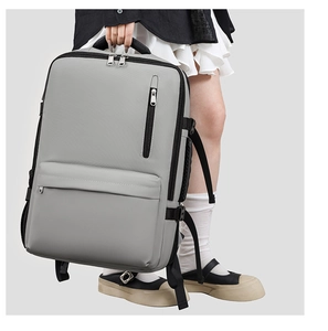Détail du sac à dos de voyage gris imperméable avec boucles et fermetures éclair