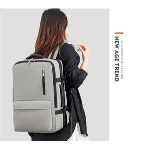 Détail du sac à dos de voyage gris en tissu imperméable avec boucles latérales