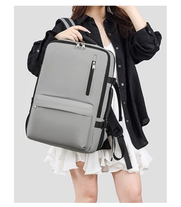 Détail du tissu imperméable gris et des boucles réglables sur le grand sac à dos de voyage