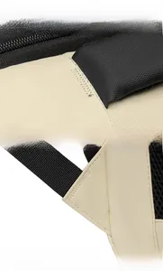 Détail des coutures renforcées sur la poignée et les bretelles du sac à dos de voyage