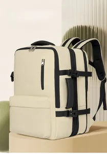 Vue détaillée du tissu imperméable et des boucles latérales du sac de voyage