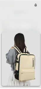 Vue détaillée du sac à dos de voyage crème avec sangles de compression et grande capacité