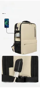 Détail d'un sac à dos de voyage avec port de charge USB externe et poche latérale filet