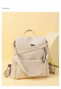 Detailansicht des beigen Oxford-Rucksacks mit schickem Quasten- und Webgurt-Akzent