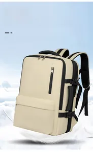 Détail du sac à dos de voyage avec poignée renforcée et boucles sur fond de ciel
