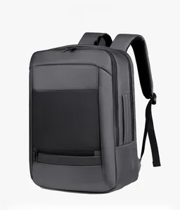 Detailansicht im 45-Grad-Winkel eines grauen Business-Rucksacks mit Reißverschlüssen