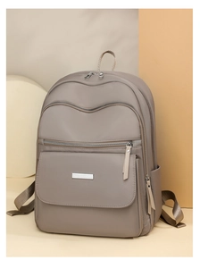 Détail du sac à dos taupe en tissu oxford à poches multiples avec fermetures argentées