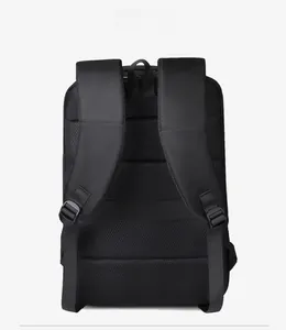 Detailansicht des ergonomischen Netzrückens und der gepolsterten Gurte am schwarzen Rucksack