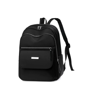 Détail du tissu oxford noir durable et des finitions métalliques argentées du sac à dos