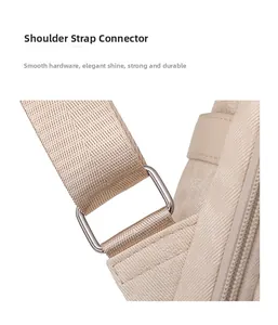 Nahaufnahme glatter Metallschnallen und robuster Webgurte an einem beigen Rucksack