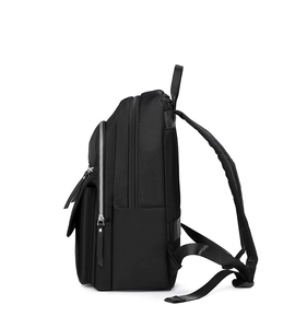 Vue latérale d'un sac à dos en nylon noir imperméable avec bretelles ergonomiques