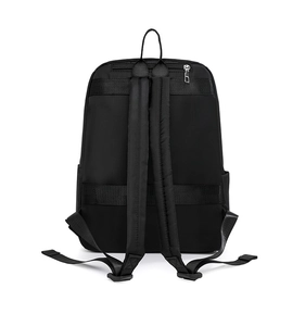 Détails des bretelles rembourrées et du passant pour valise sur sac à dos noir