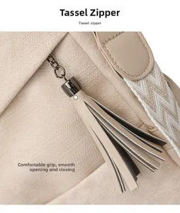Detailaufnahme des Quasten-Reißverschlusses am Oxford-Rucksack für Damen mit Metallkette