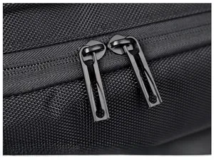 Detailaufnahme der robusten, schwarz galvanisierten Doppel-Metallreißverschlüsse am Rucksack