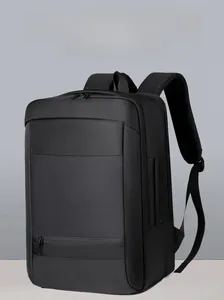 Detailansicht des schwarzen Business-Rucksacks mit wasserabweisendem Stoff und Seitentasche