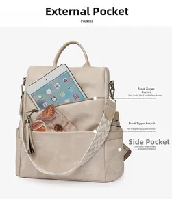 Detailansicht des beigen Oxford-Rucksacks mit vielen Taschen und gemustertem Gurt