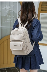 Détail d'un sac à dos en tissu Oxford ivoire à grande capacité porté par un mannequin