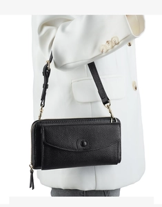 Vue détaillée du portefeuille bandoulière en cuir grainé noir avec détails dorés