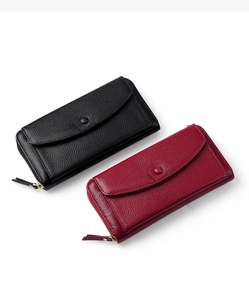 Détail de portefeuilles en cuir de vachette grainé en noir classique et rouge bordeaux
