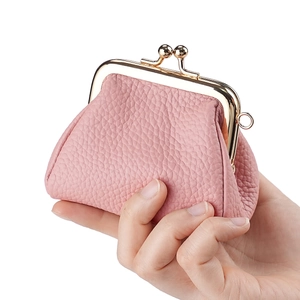 Portamonete in vera pelle rosa con chiusura a scatto dorata e grana martellata