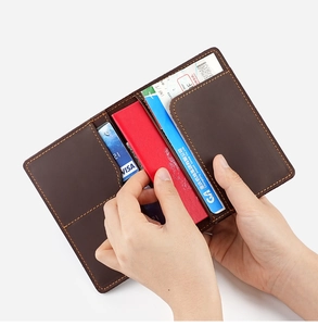 Detail einer dunkelbraunen Leder-Reisebrieftasche mit Fächern für Reisepass und Karten