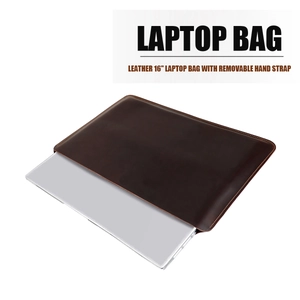 Detalle de la funda de cuero para MacBook Pro de 16 pulgadas con costuras finas y marrón