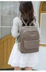 Vue arrière d'un mannequin portant un sac à dos marron en tissu Oxford de grande taille