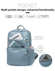 Détail du sac à dos bleu clair à grande capacité montrant les compartiments de rangement