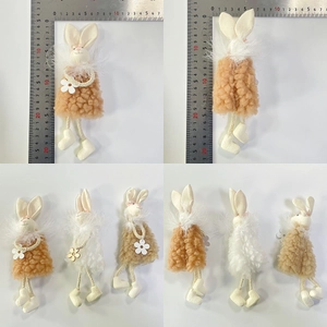 Detailansicht der Osterhasen-Plüschfiguren mit 20 cm Maßangabe und weicher Textur