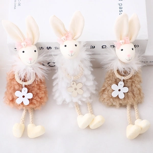 Tre coniglietti di Pasqua in peluche in crema e marrone con fiocchi di pizzo e perle lucide