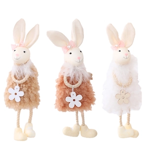 Tre decorazioni pasquali a forma di coniglio in peluche con ciondoli a fiori in legno