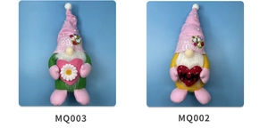 Detail van Moederdag kabouters met roze kanten hoeden en geborduurde Mum-harten