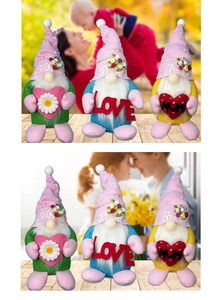 Detail van drie Moederdag kabouters met LOVE en MUM borduursels op het hart