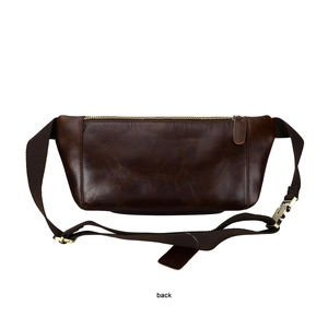 Rückansicht der braunen Leder-Gürteltasche mit Metallreißverschluss und verstellbarem Gurt