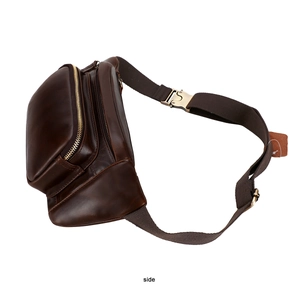 Seitenansicht der braunen Leder-Gürteltasche mit feiner Textur und Metallreißverschlüssen
