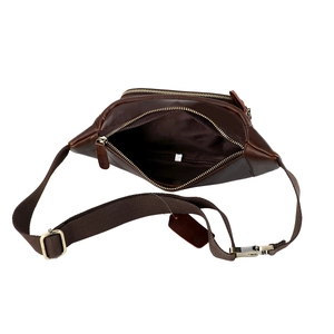 Detail der Vintage-Echtleder-Gürteltasche mit Doppel-Reißverschlüssen und Messingbeschlägen