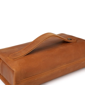 Bruine herenclutch van crazy horse leer met een stevige handgreep en verfijnd stiksel
