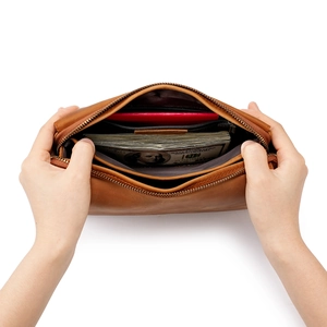 Bruine crazy horse leren heren clutch met ruime meerlaagse interne indeling