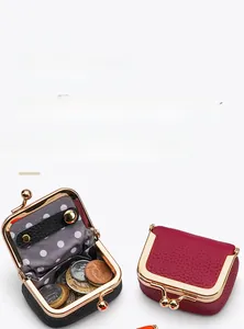 Gros plan de mini porte-monnaie en cuir rouge et noir avec doublure à pois