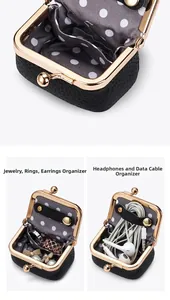 Vue détaillée d'une pochette à bijoux en cuir noir avec fermoir doré et doublure à pois