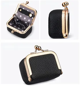 Pochette noire en cuir avec fermoir à baisers, vue latérale et intérieur à pois