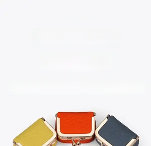 Détail de petits porte-monnaie en cuir à fermoir doré en jaune, orange et bleu