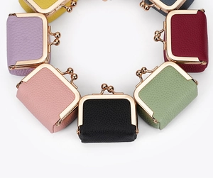 Vue détaillée des mini porte-monnaie en plusieurs couleurs avec cuir texturé grainé