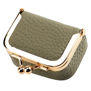Gros plan sur le porte-monnaie en cuir vert-gris avec fermoir kiss-lock en métal doré